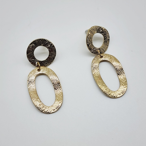 NWOT Gold Tone Hammered Metal Oval Circle Statement Stud Earrings - Picture 4 of 7